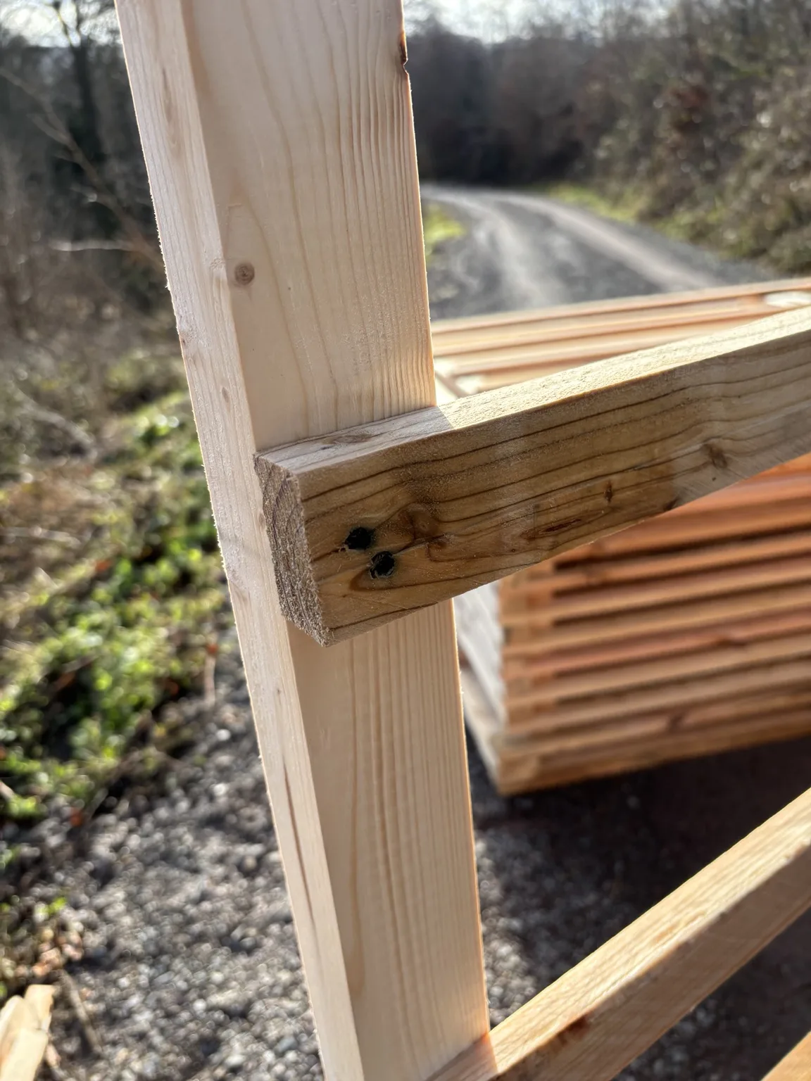 Zwei Nägel am Verbindungspunkt von Standleiste und Querriegel