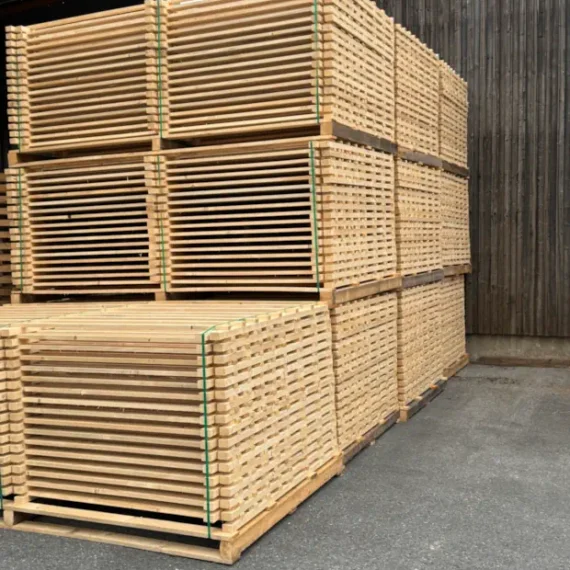 Hordengatter auf Paletten im Lager von Tree Shield