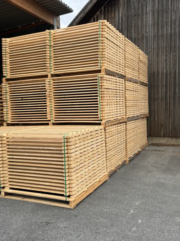 Hordengatter auf Paletten im Lager von Tree Shield