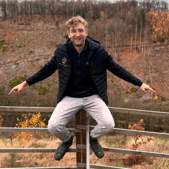 Max Spruth sitzt auf einem Hordengatter bei einer Kontrolle, Tree Shield GmbH