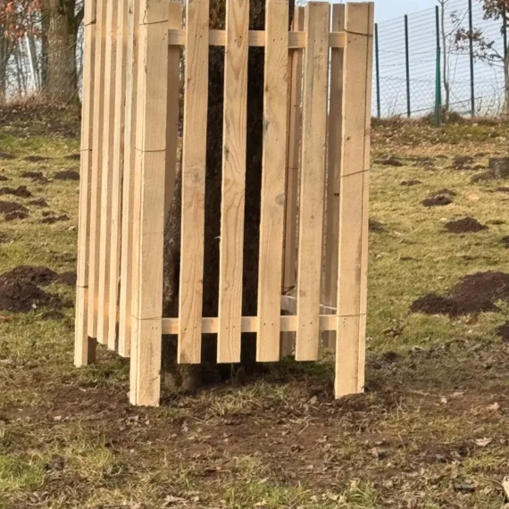 Tree Shield Mini mit Bodenabstand der mittleren Bretter, damit Tiere unter dem Schutz weiter grasen können und der Bereich für Feldmäuse unattraktiver bleibt